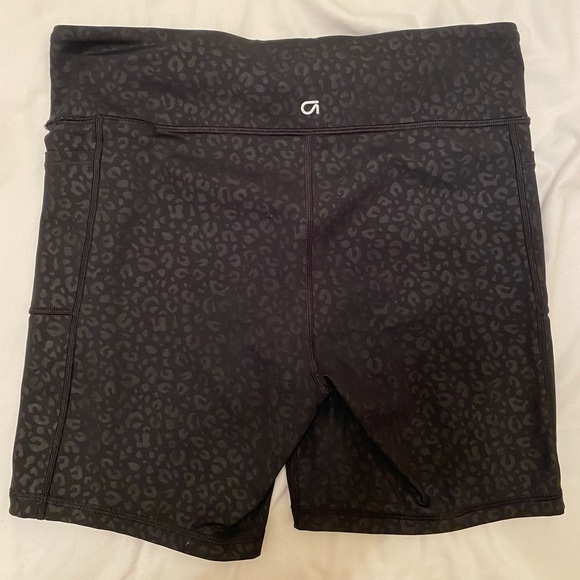 GapFit Blackout High Rise 7” Biker Shorts - Picture 2 of 3